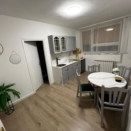 Apartman Gold Maris Appartement Karlovac Buitenkant foto