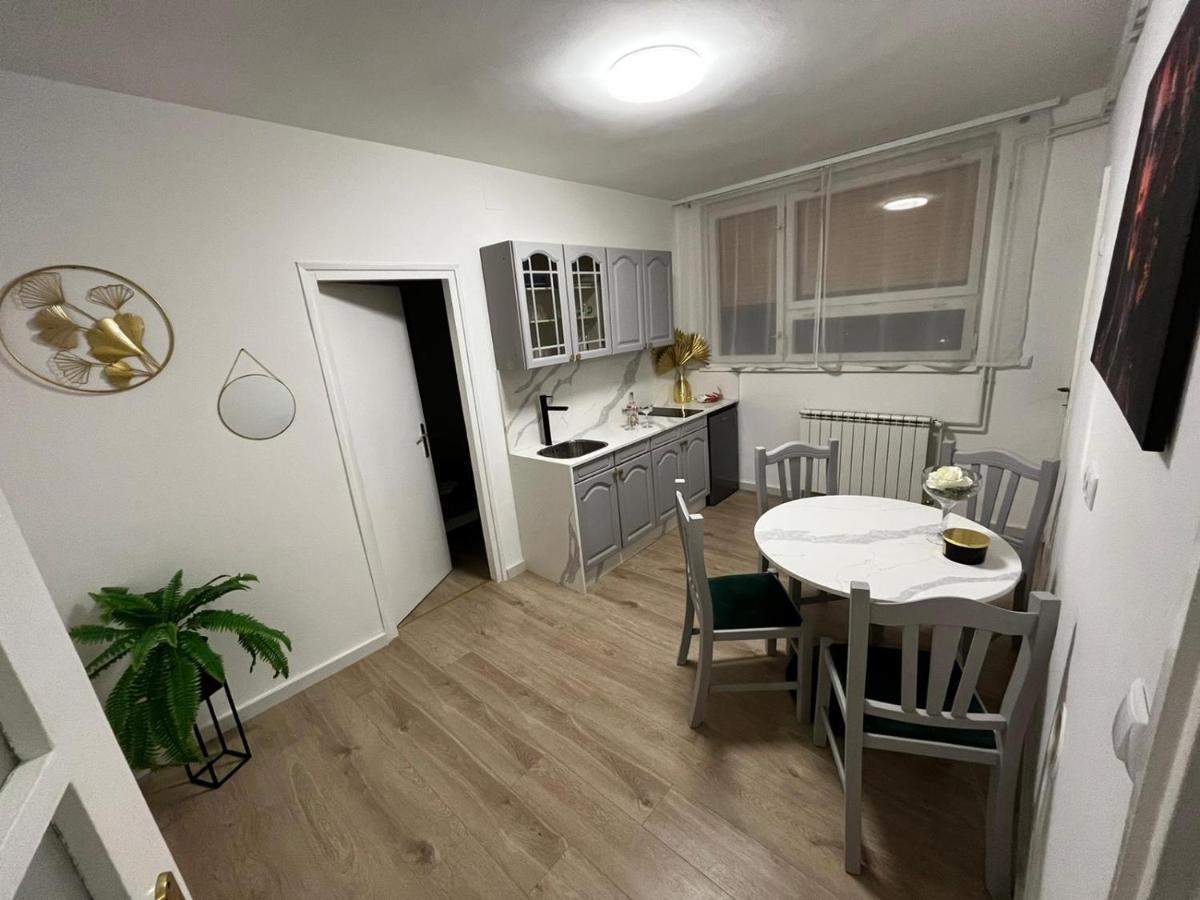 Apartman Gold Maris Appartement Karlovac Buitenkant foto