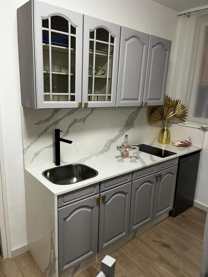 Apartman Gold Maris Appartement Karlovac Buitenkant foto